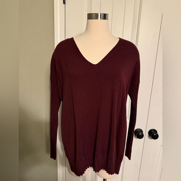 Vince Camuto size Large sweater- EUC - Picture 1 of 7